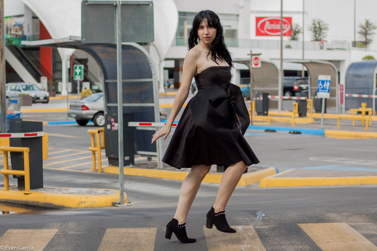 Vestido Negro Strapless con moño gigante